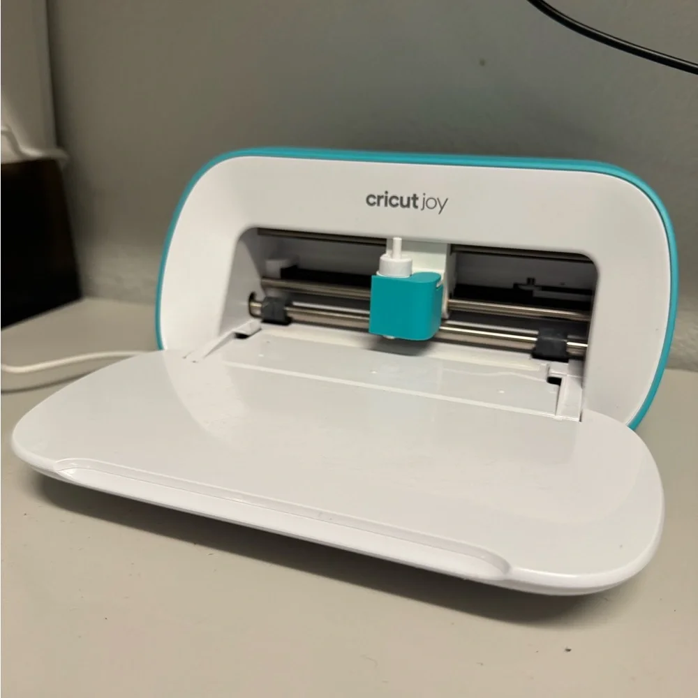 Cricut Joy mini cutting machine w/ extras - Picture 2 of 6
